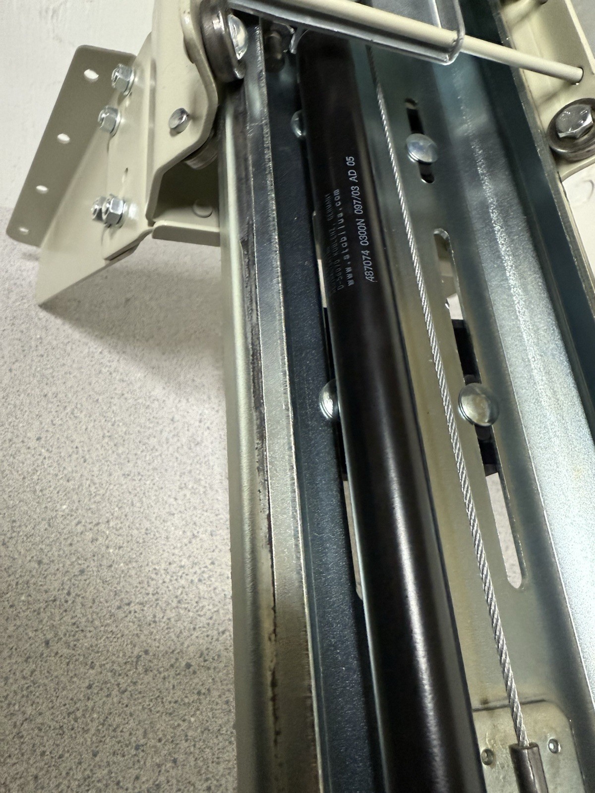 Sewing Machine Air Lift D-7062 - 50 lb