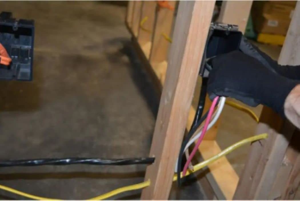 Southwire 125-ft 6/3/ Romex SIMpull Stranded Indoor CU NM-B W/G Individual Pack