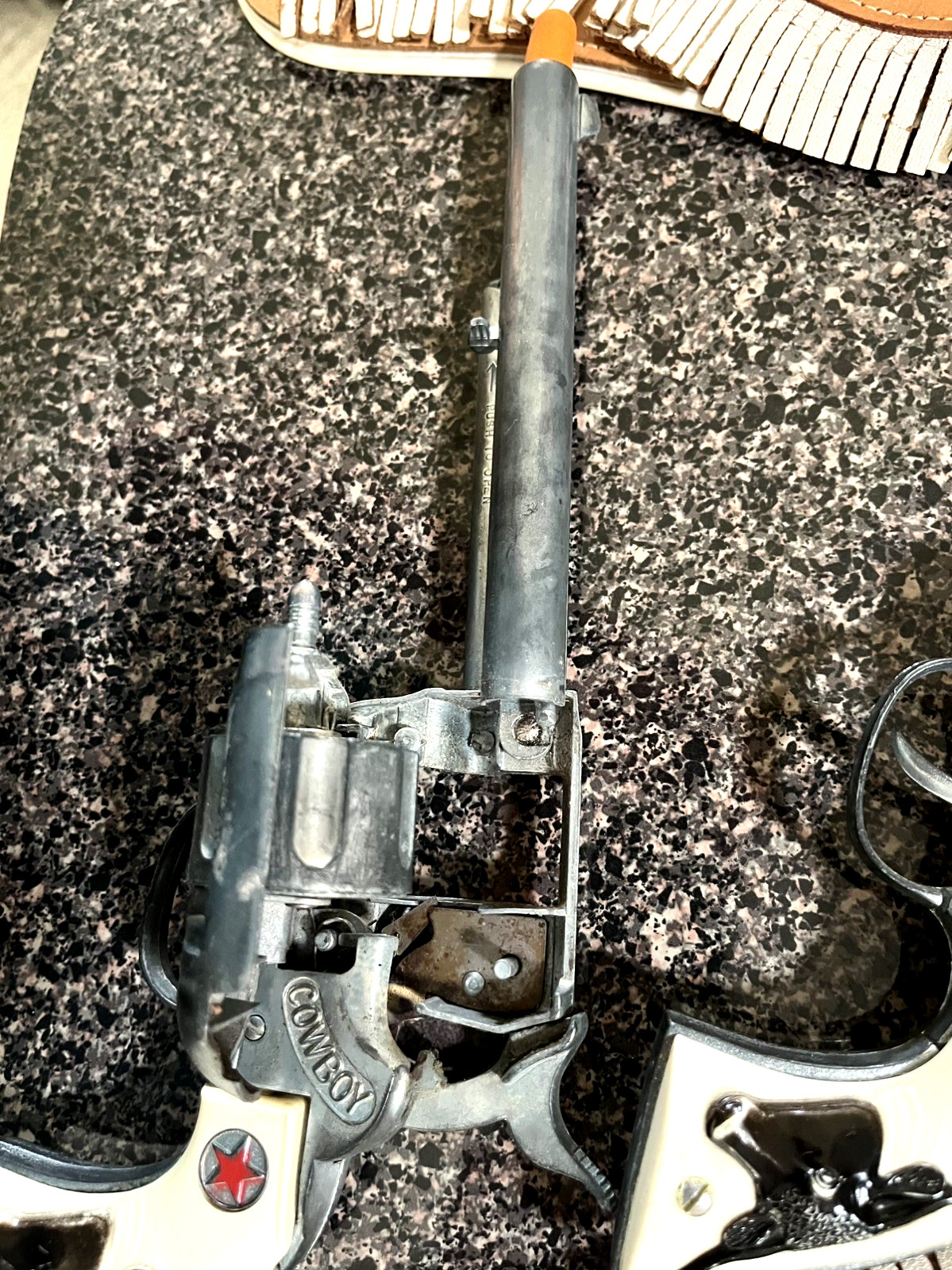 Outstanding Keyston horseshoe holster w/WOW Hubley Cowboy toy cap gun pistols