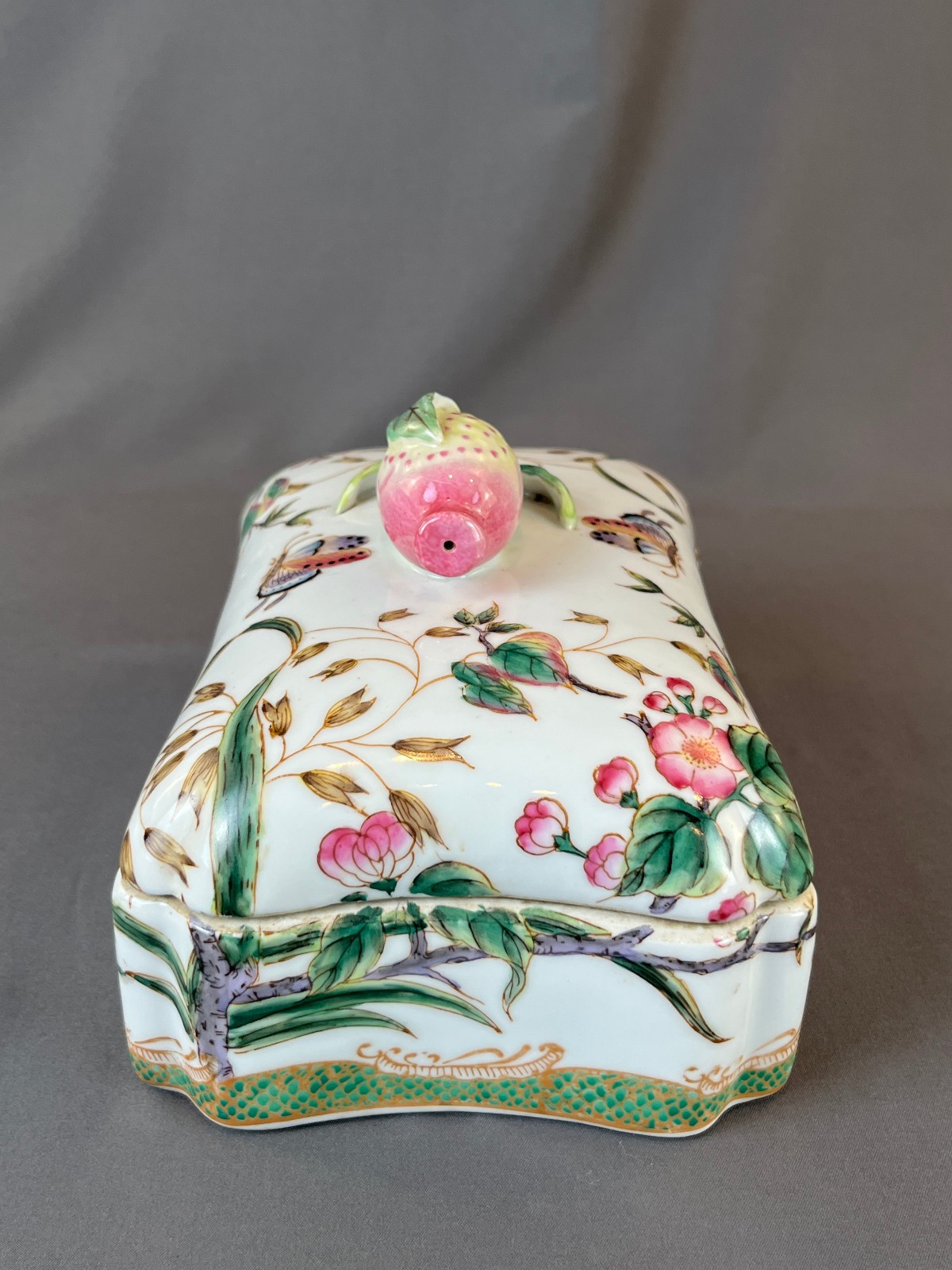 Hua Rong Tang Zhi Porcelain Hand-Painted 8" Lidded Box w/Pomegrante Finial: MINT