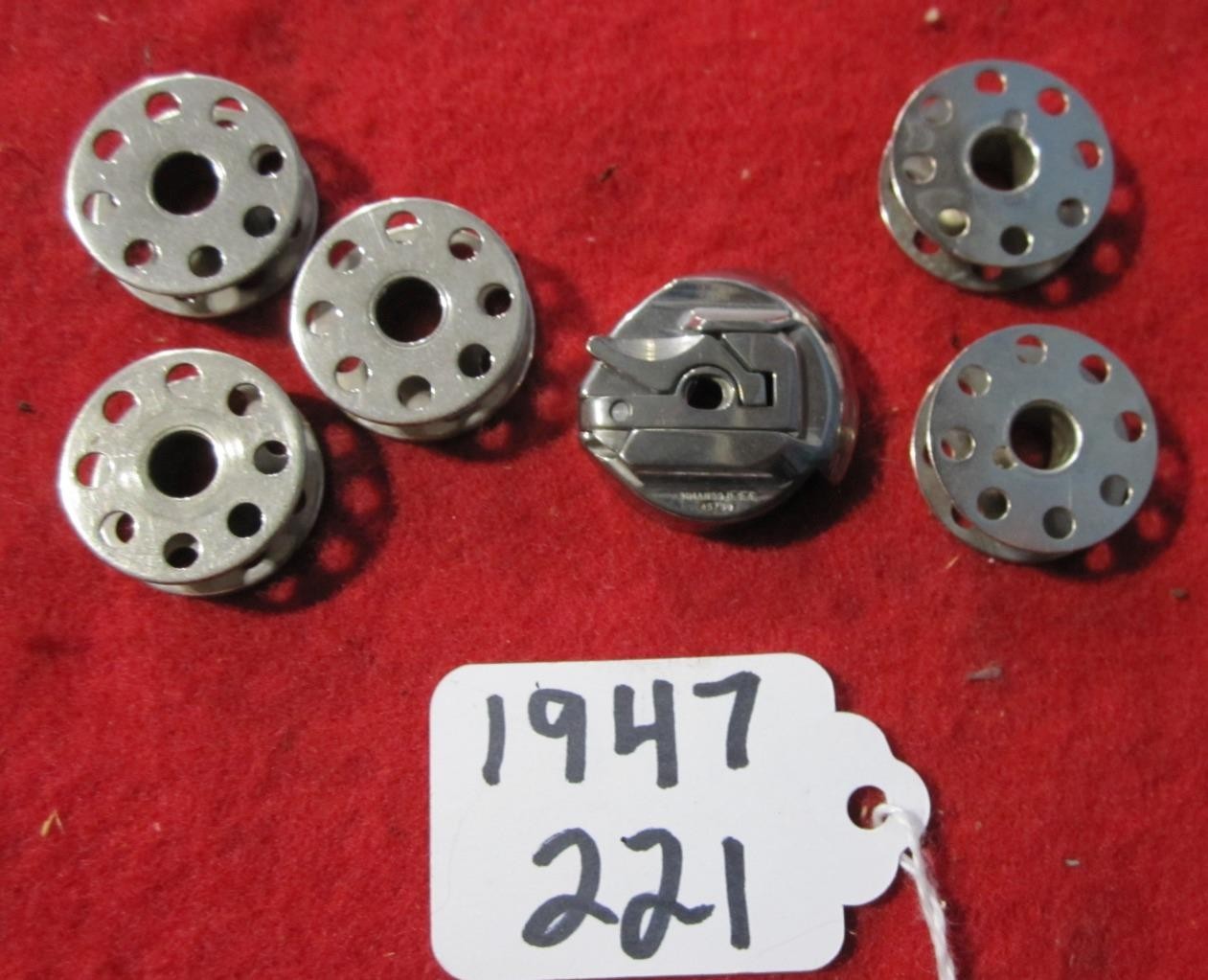 1947 VINTAGE SINGER SEWING MACHINE BOBBIN CASE   FITS 301 / 221 NO. 45750  #2