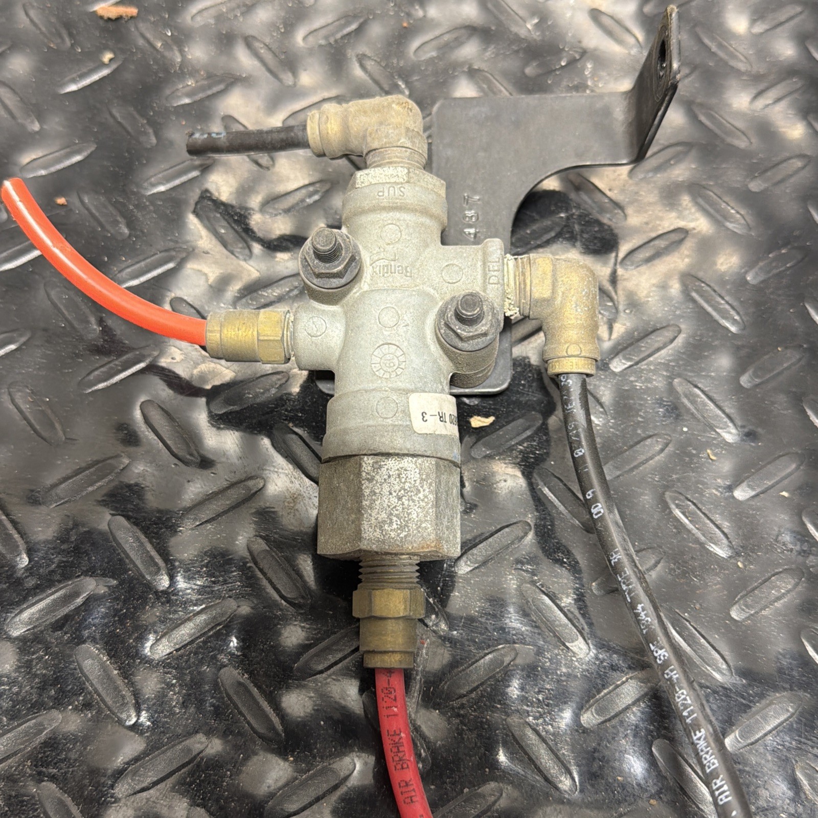 2018-2024 VOLVO VNL 760 AIR BRAKE VALVE BENDIX 108620 OEM