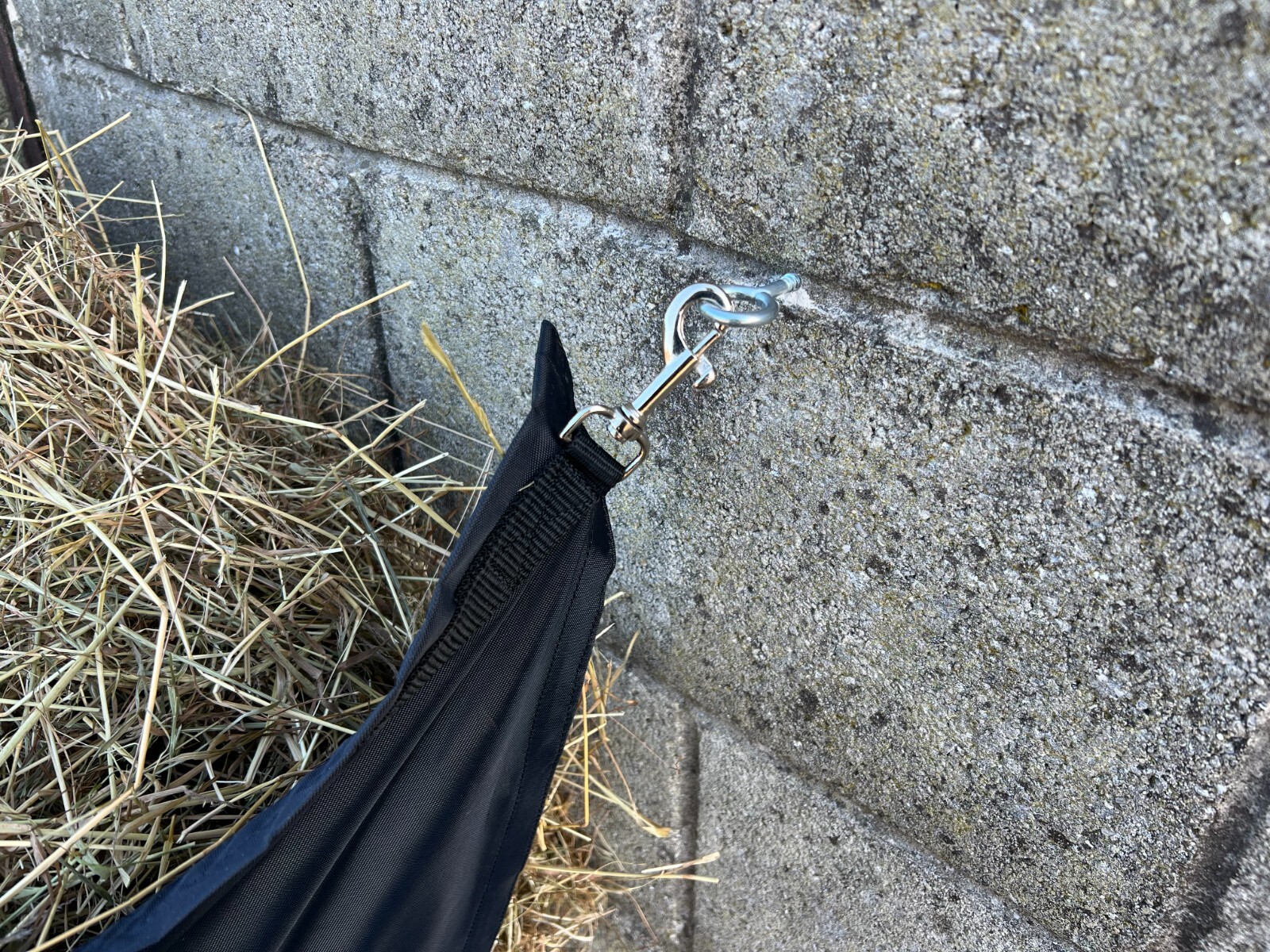 Turners Hay Sling Hay Bar Quick Fill Large Hay Corner Feeder Waterproof Haynet