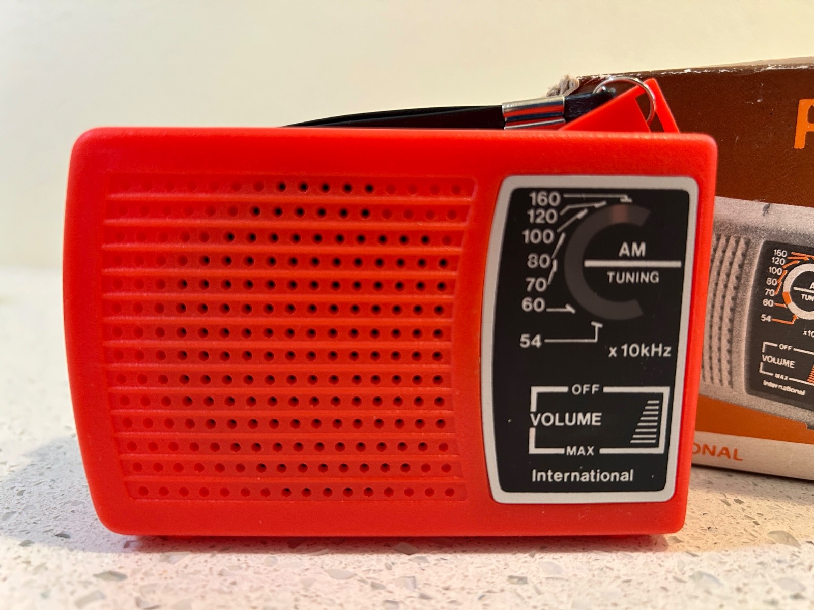 VINTAGE 1960-70's International Brand Transistor Radio Model IC 90 - Mint in Box