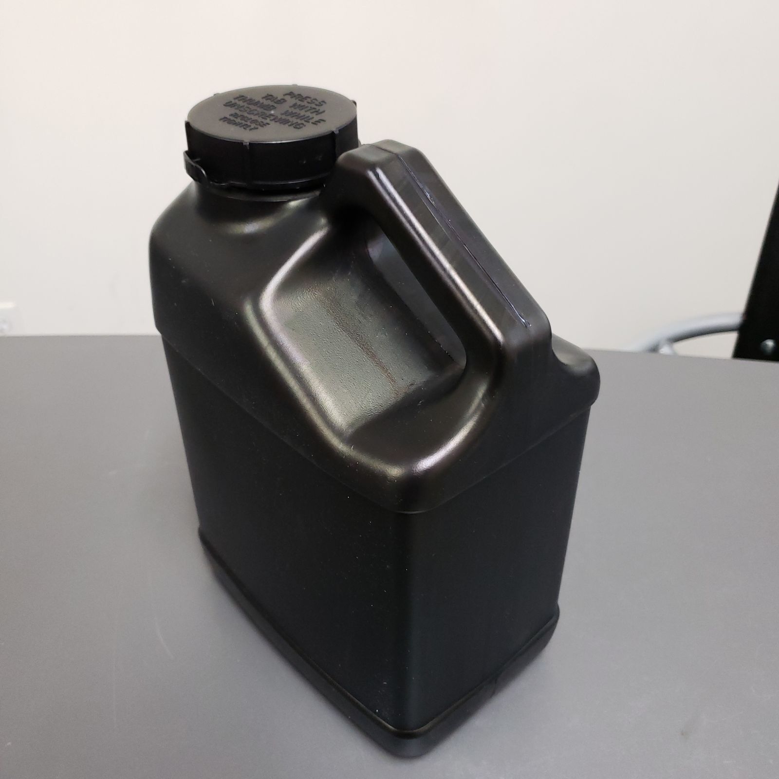 1 Gallon (128oz) F-Style Black Bottle HDPE Jug WITH LID, Fluorinated, 63mm