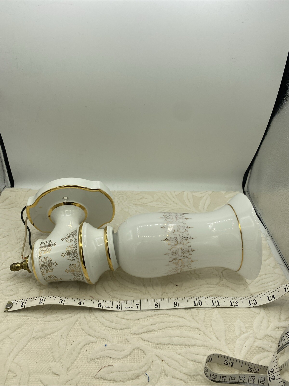 A Antique Pair Of Hollywood Regency Ceramic Porcelain Glass Gold & White Scones