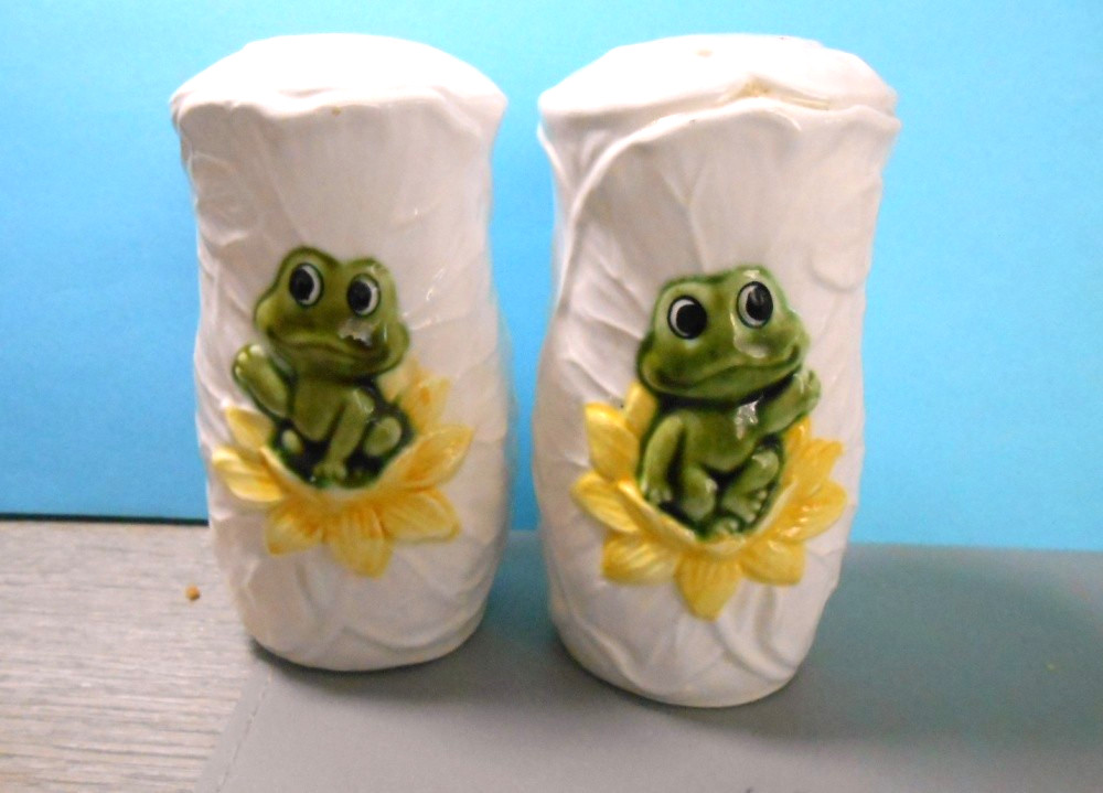 1976 Sears Roebuck Neil The Frog Oversized Ceramic Salt & Pepper Shakers Japan