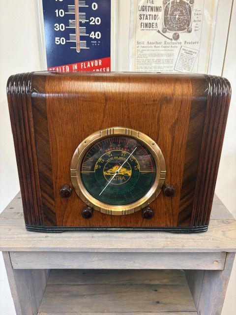 Aetna 653 Cube Table Radio