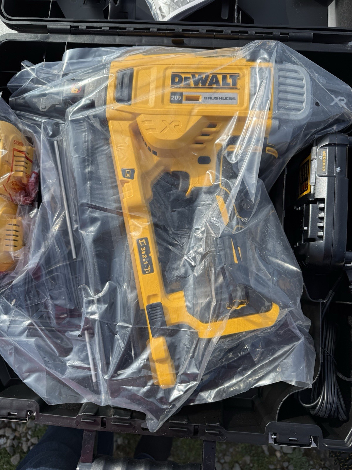 Genuine Dewalt 20V Max Cordless Concrete Nailer Kit Dcn890p2 New!