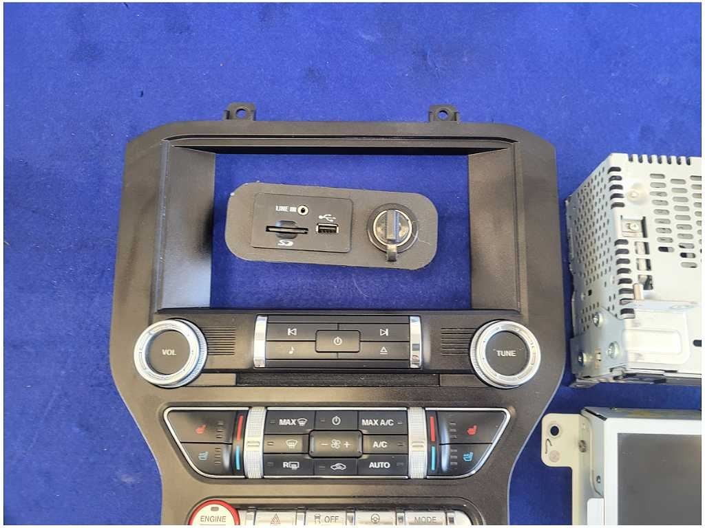 2016 Ford Mustang GT S550 Audio Sync3 Receiver Navigation Stereo Face Plate 2822