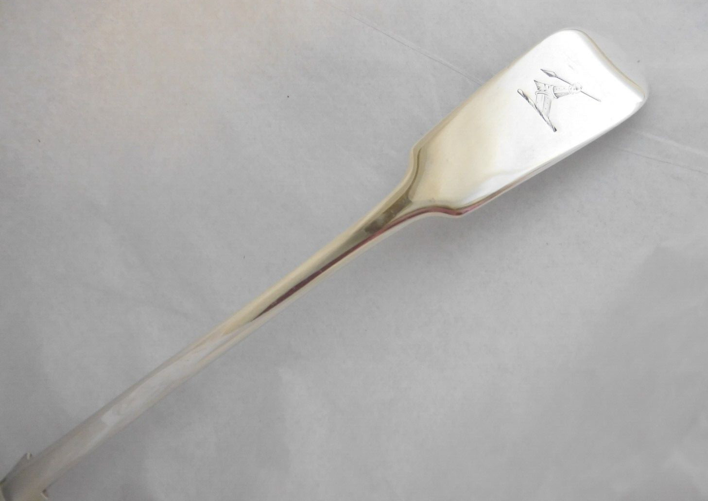 LONDON 1843 STERLING SILVER FIDDLE PLATTER SPOON SPEAR & MAILED ARM CREST 11 7/8