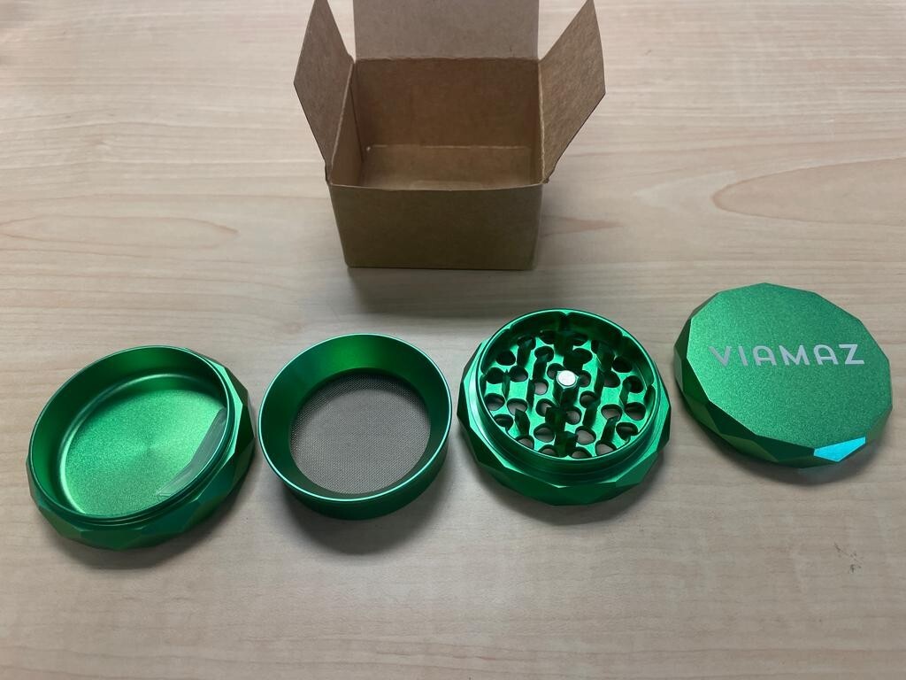 Compact 4 Piece Tobacco Spice Herb Grinder Metal (Green)
