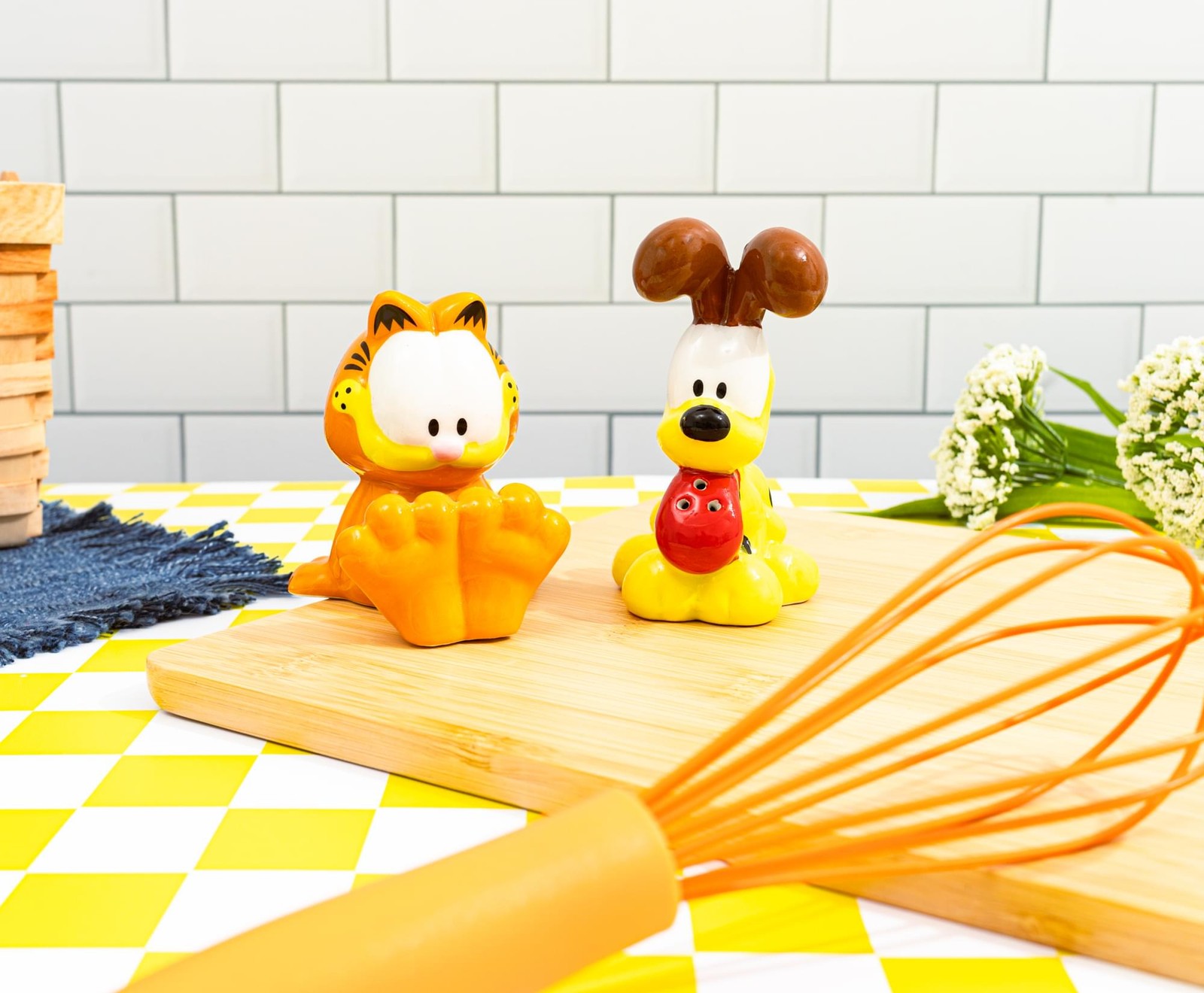 Garfield and Odie Ceramic Salt and Pepper Shaker Set