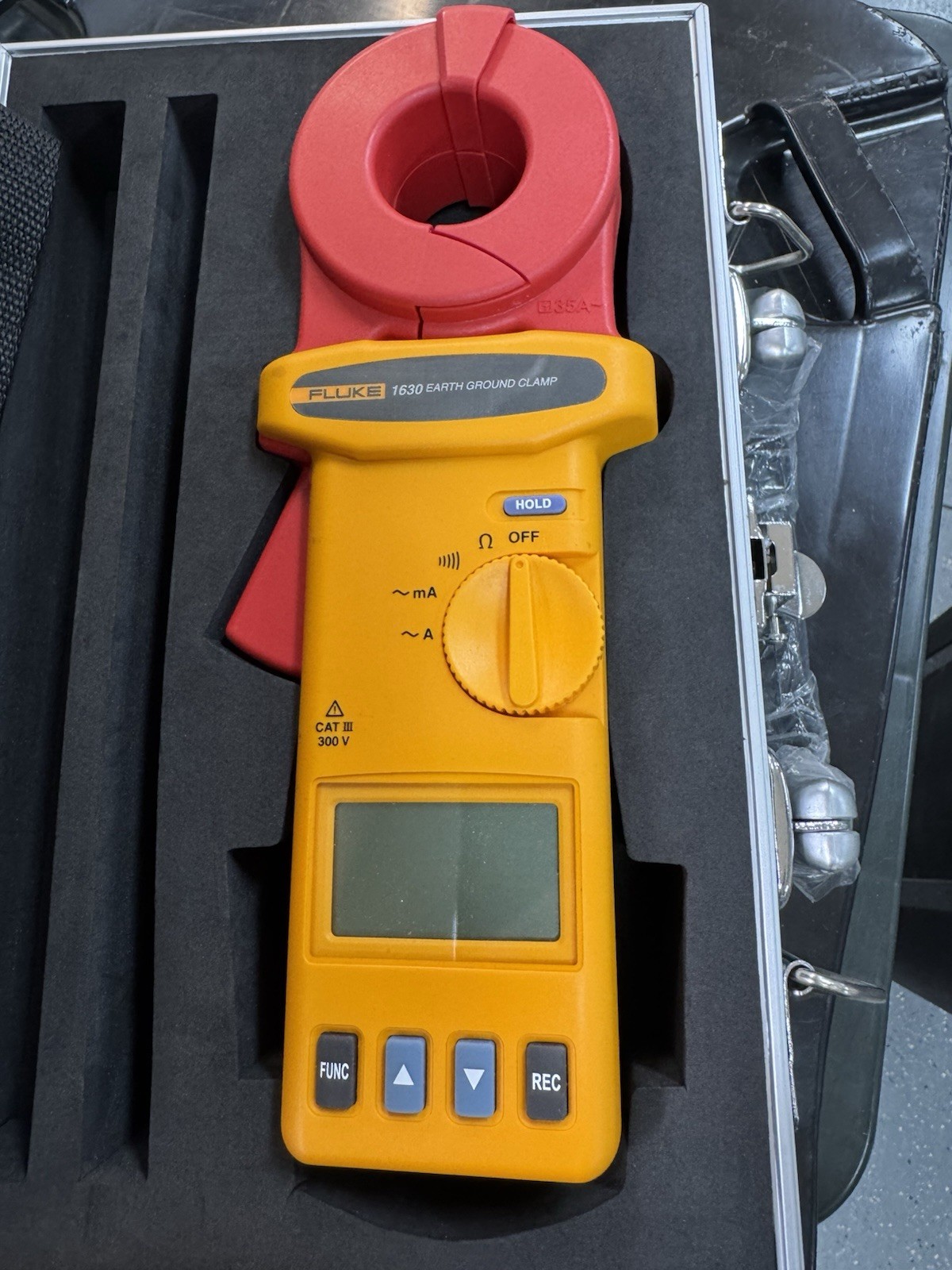 Fluke 1630 Earth Ground Clamp Meter Auto-Ranging with Case and Calibration Tool