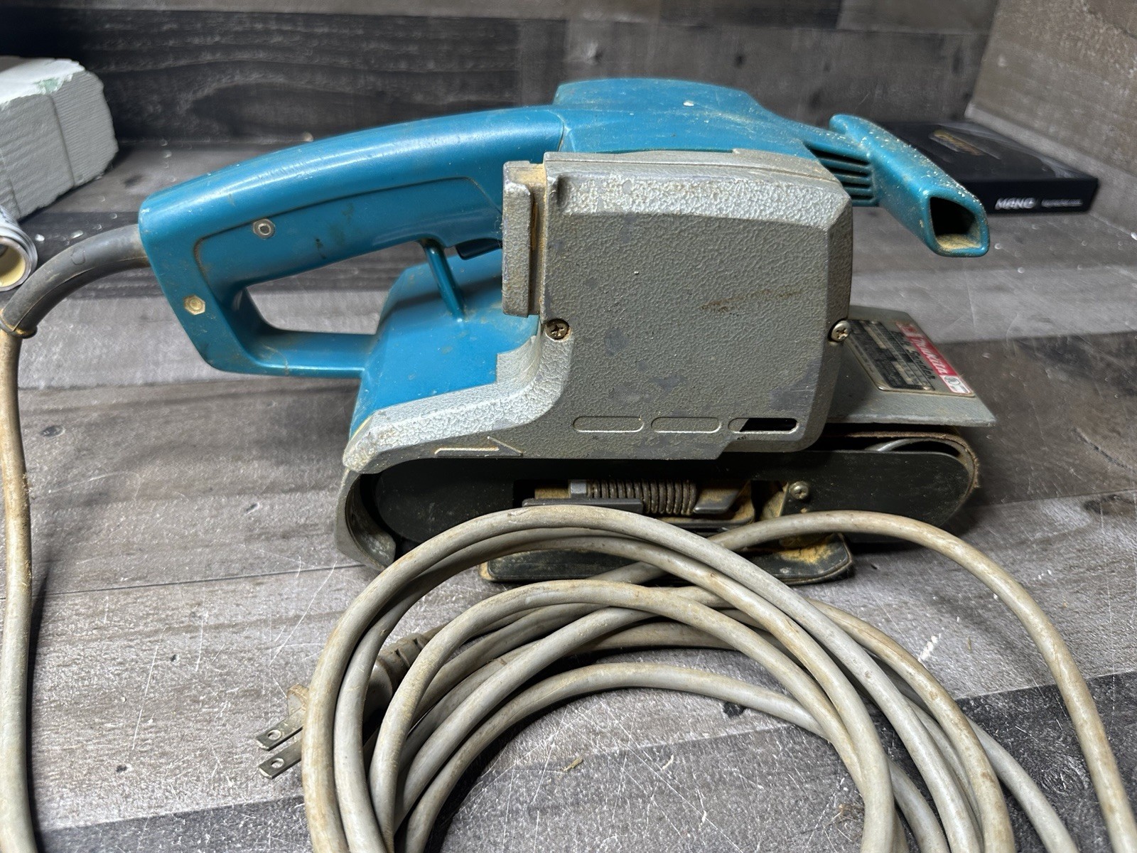 TESTED WORKING MAKITA 9900B 7.8A 3" X 21" BELT SANDER W/ VACUUM ATTACHMENT