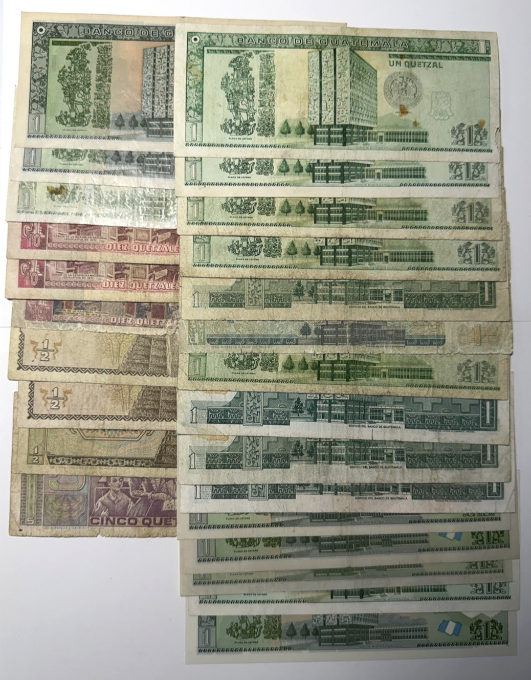 Guatemala 25 Notes 21 Different Signatures 1970s - 1990s