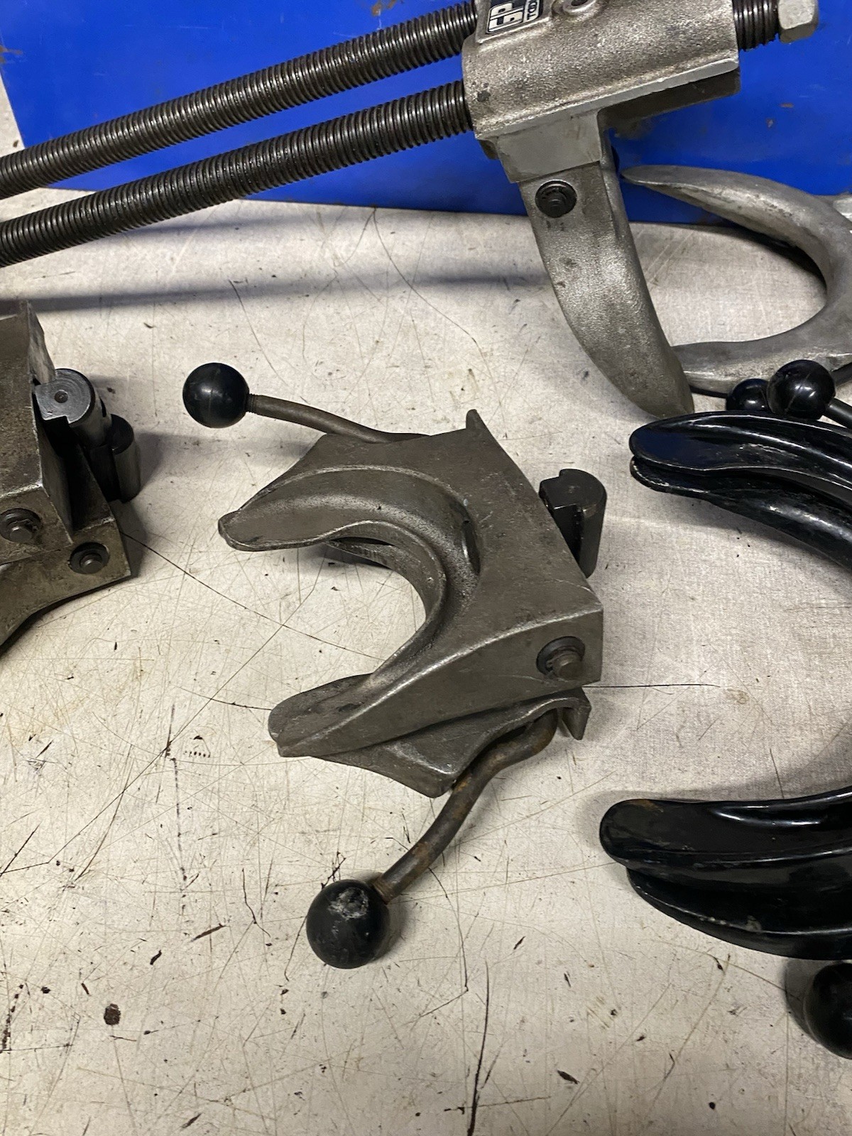 GP Tool GP 2020 Air Strut Spring Compressor with 4 Set Of Shoes, Working