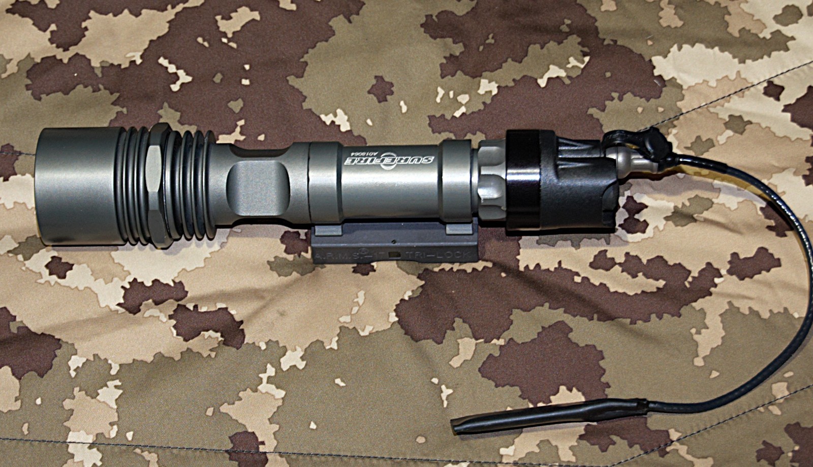 Surefire M962 Tactical Weapon Light w/ A.R.M.S. #17 Wingless Mount Old Gen