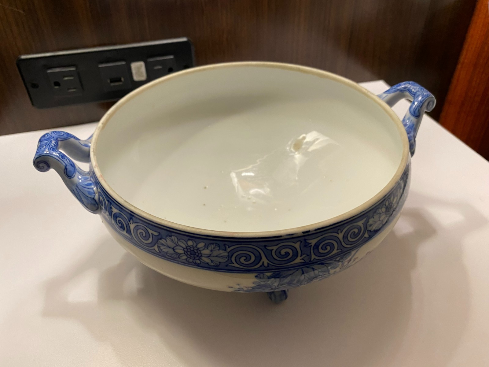 Vintage early 1900s blue white 2-handled 4-footed soup tureen w/ lid