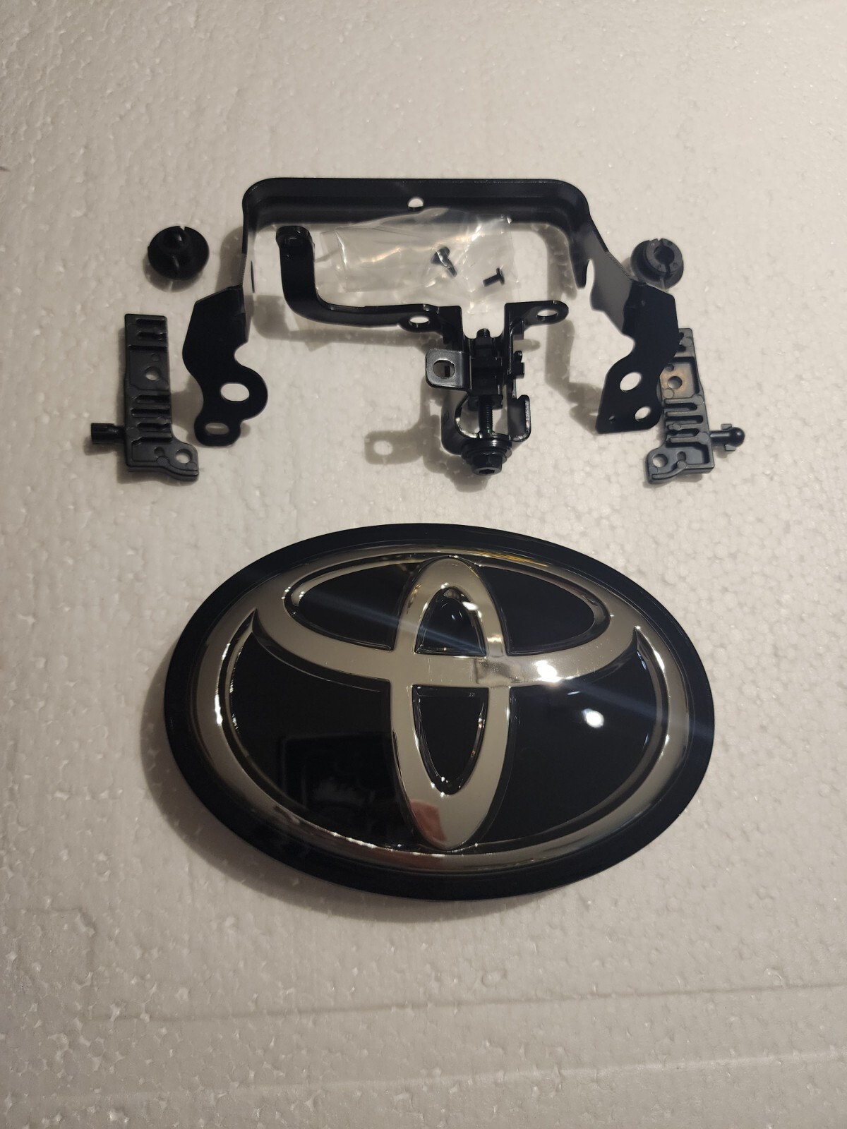 2017 2018 2019 Toyota Corolla  Emblem Grille + Radar Cruise Control Bracket