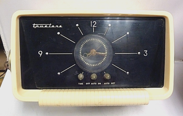 RARE Vintage Truetone Model D2684A Tube Clock Radio 1956