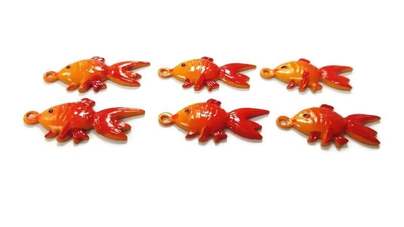 12 VINTAGE HAND PAINTED FISH GOLDFISH GOLD PLATED PENDANT BEAD CHARMS 5399