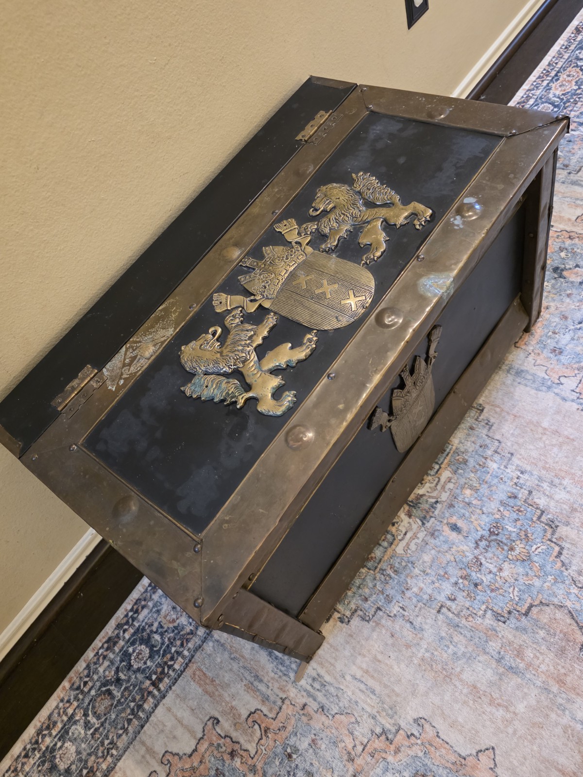 RARE ANTIQUE 19TH C CONTINENTAL BRASS BOUND KINDLING BOX W ARMORIAL. VERY HEAVY