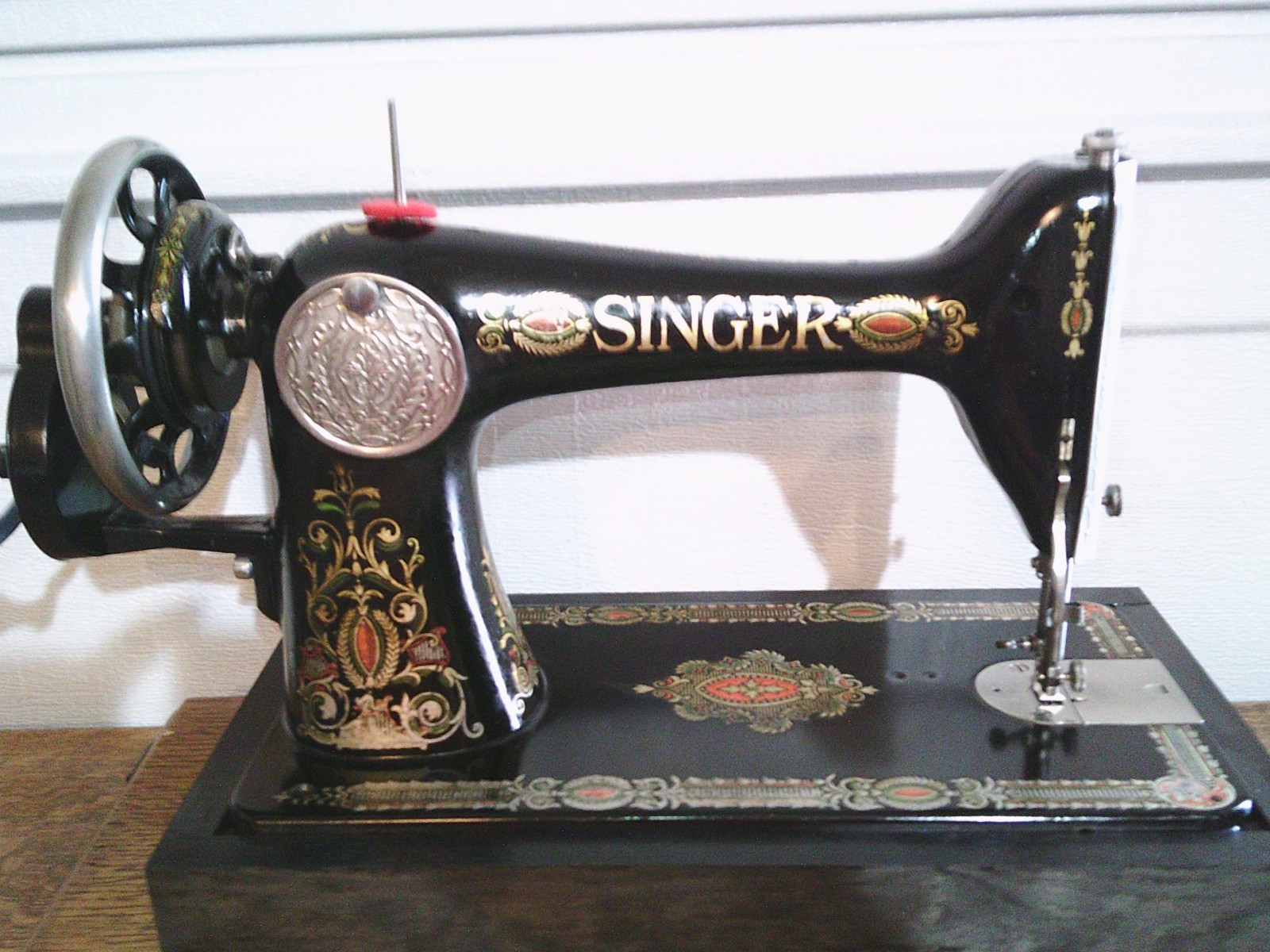 ANTIQUE SINGER SEWING MACHINE MODEL 66 'RED EYE', HAND CRANK, SERVICED