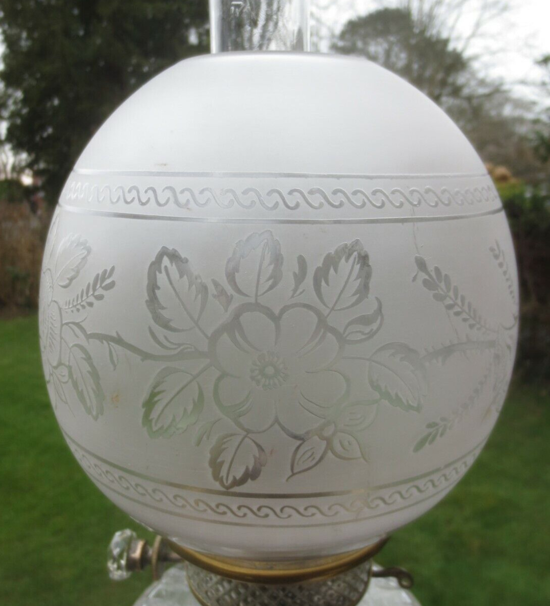 VICTORIAN ANTIQUE CRYSTAL ETCHED DUPLEX OIL LAMP SHADE