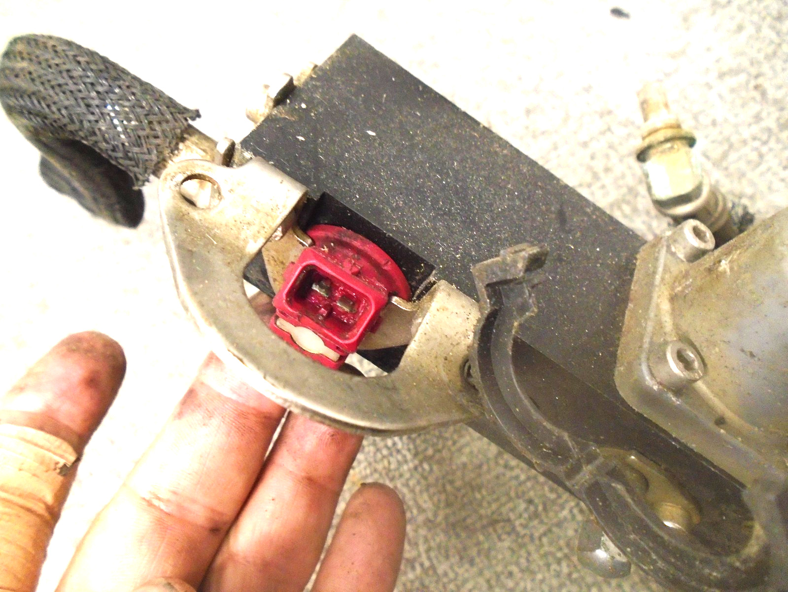 USED PORT & STARBOARD FUEL RAILS W INJECTORS 884430T07 MERCURY OUTBOARD