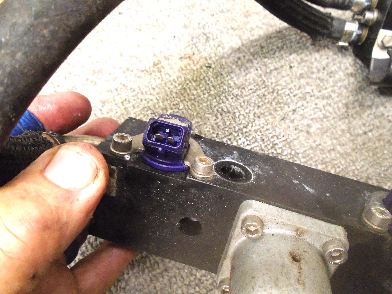 FUEL RAILS W INJECTORS PORT/STARBOARD 852378T5 852379T5 MERCURY OPTIMAX 135 150