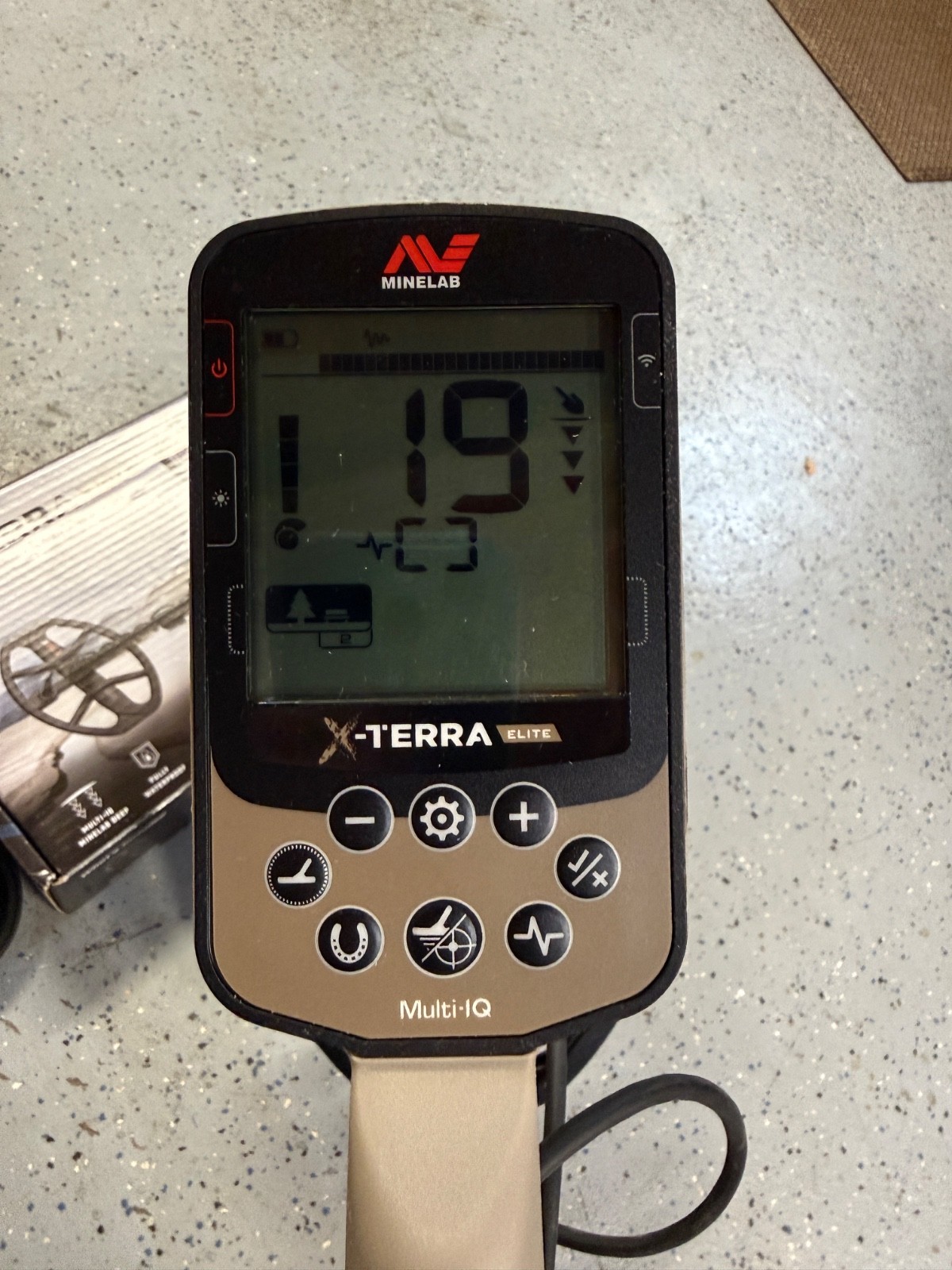 Minelab X-Terra Elite Multi-IQ Waterproof Metal Detector + ML85 headphones