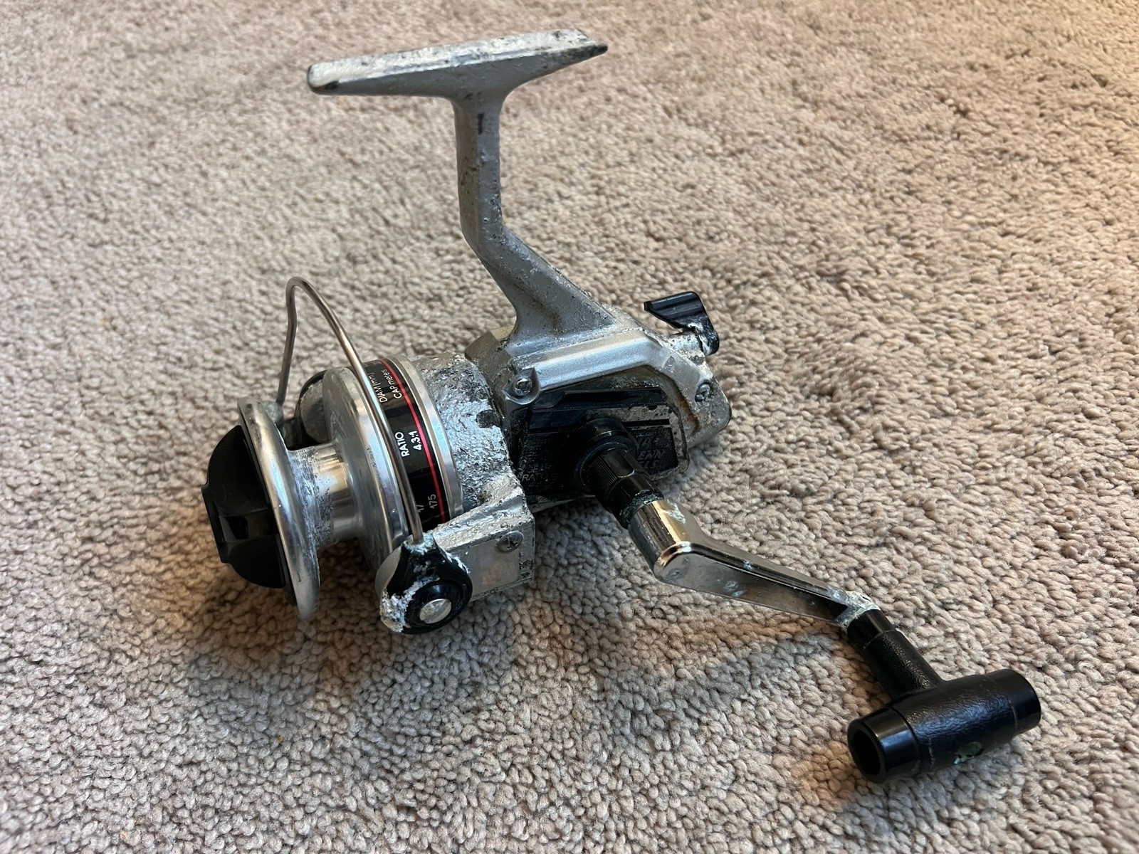 Vintage Penn 104 Spinning Reel FOR PARTS NOT WORKING