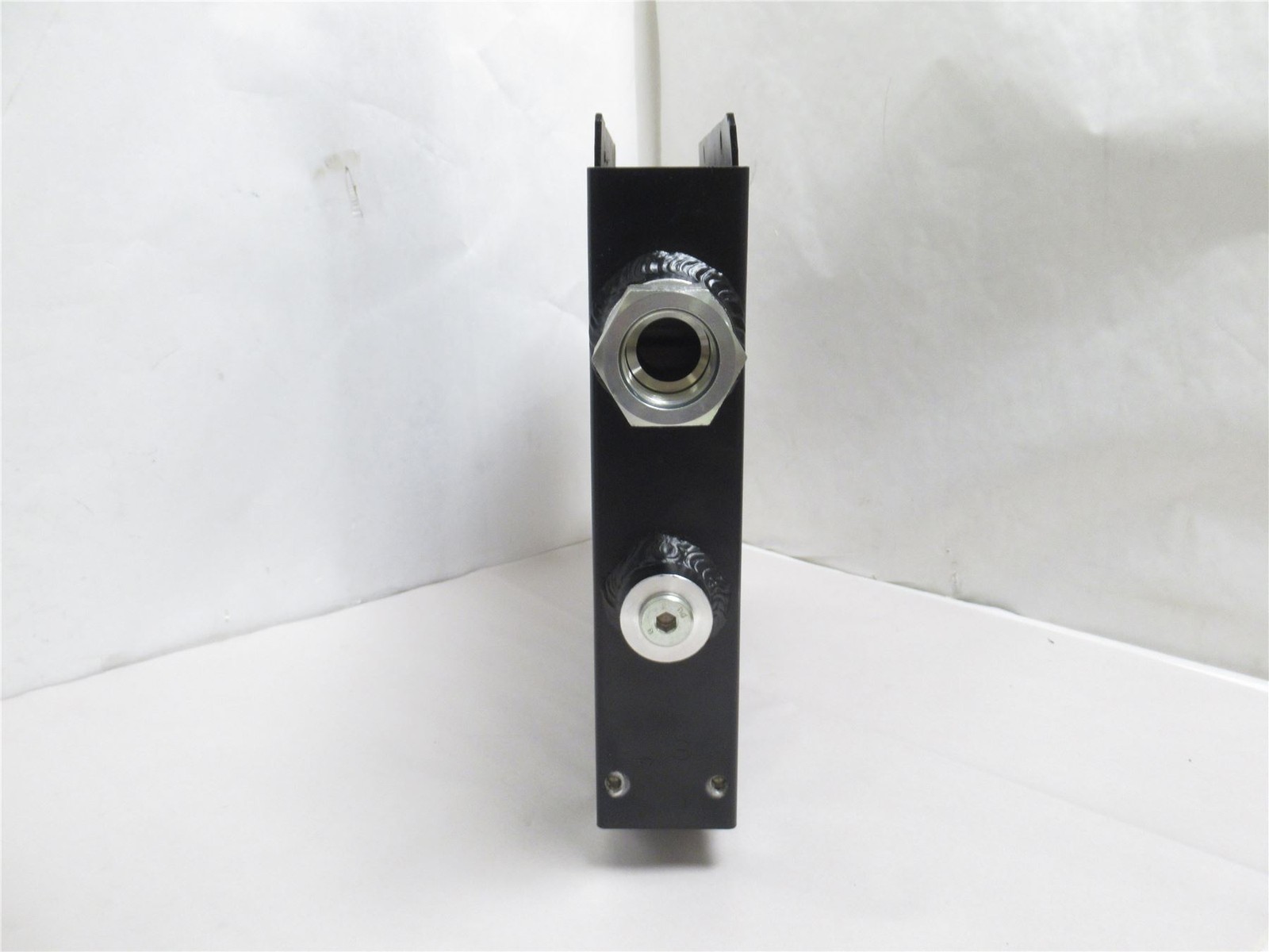 243583 Old-Stock; AKG 6892.008.1000 Hydraulic Oil Cooler 4UJD7; 2 To 30GPM