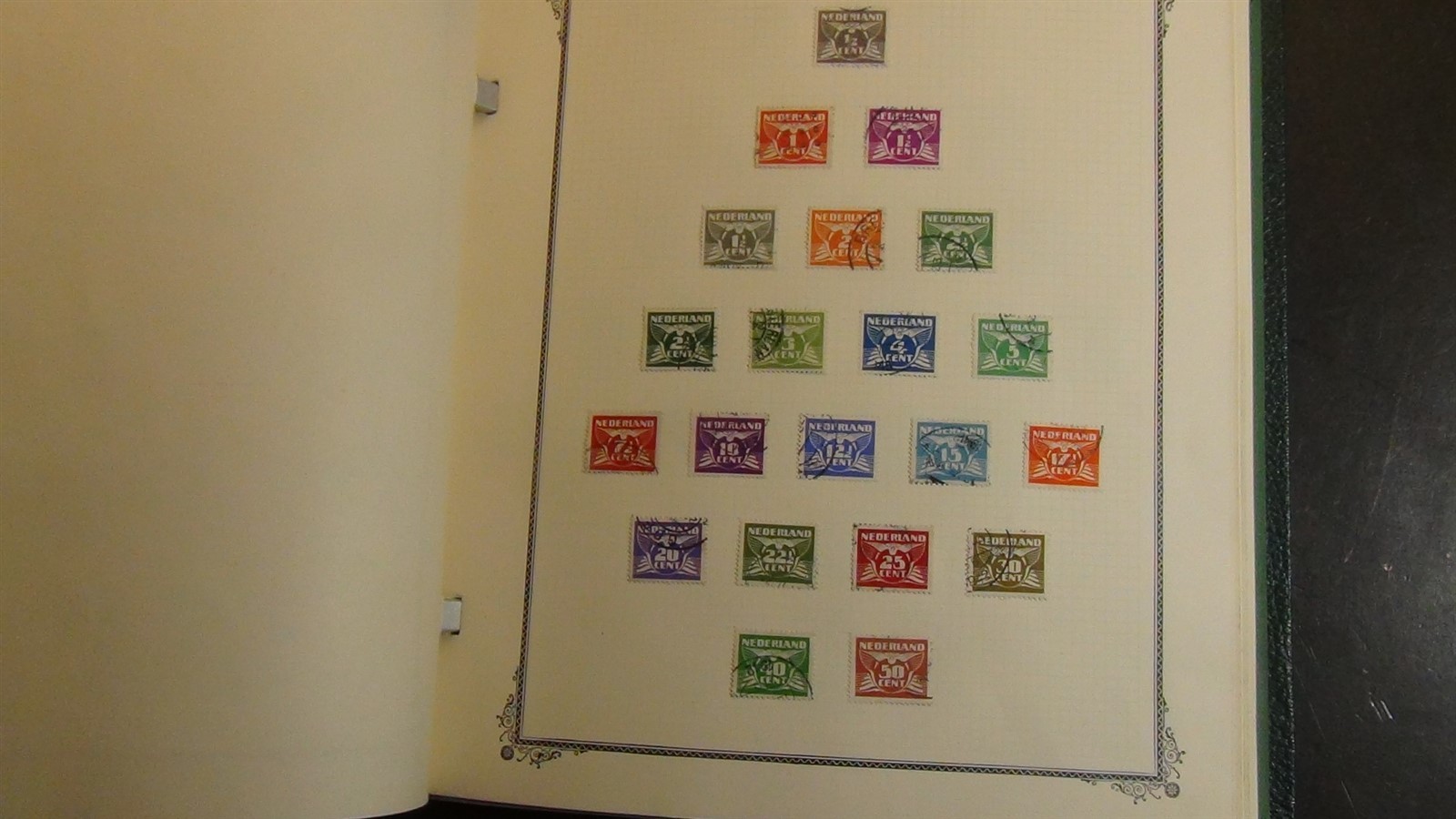 Stampsweis Netherlands collection on Scott Specialty album pages est 1000 to '72