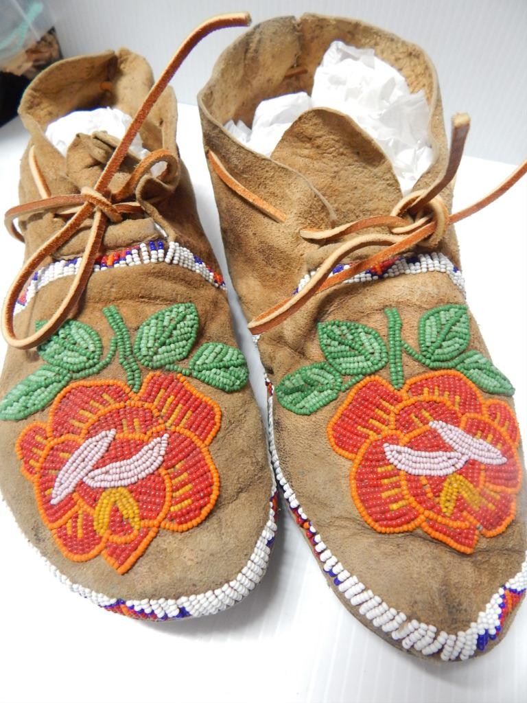 ANTIQUE c.1900-20s MONTANA CROW INDIAN FLORAL BEADED MOCCASINS - xlnt condition