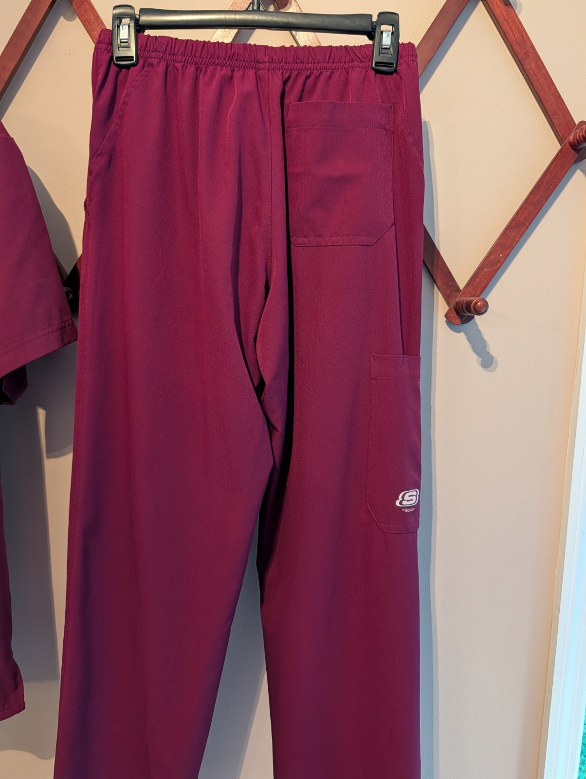 Skechers/Barco Scrubs Burgundy Men’s Set Top & Bottom Solid Pattern Size Small