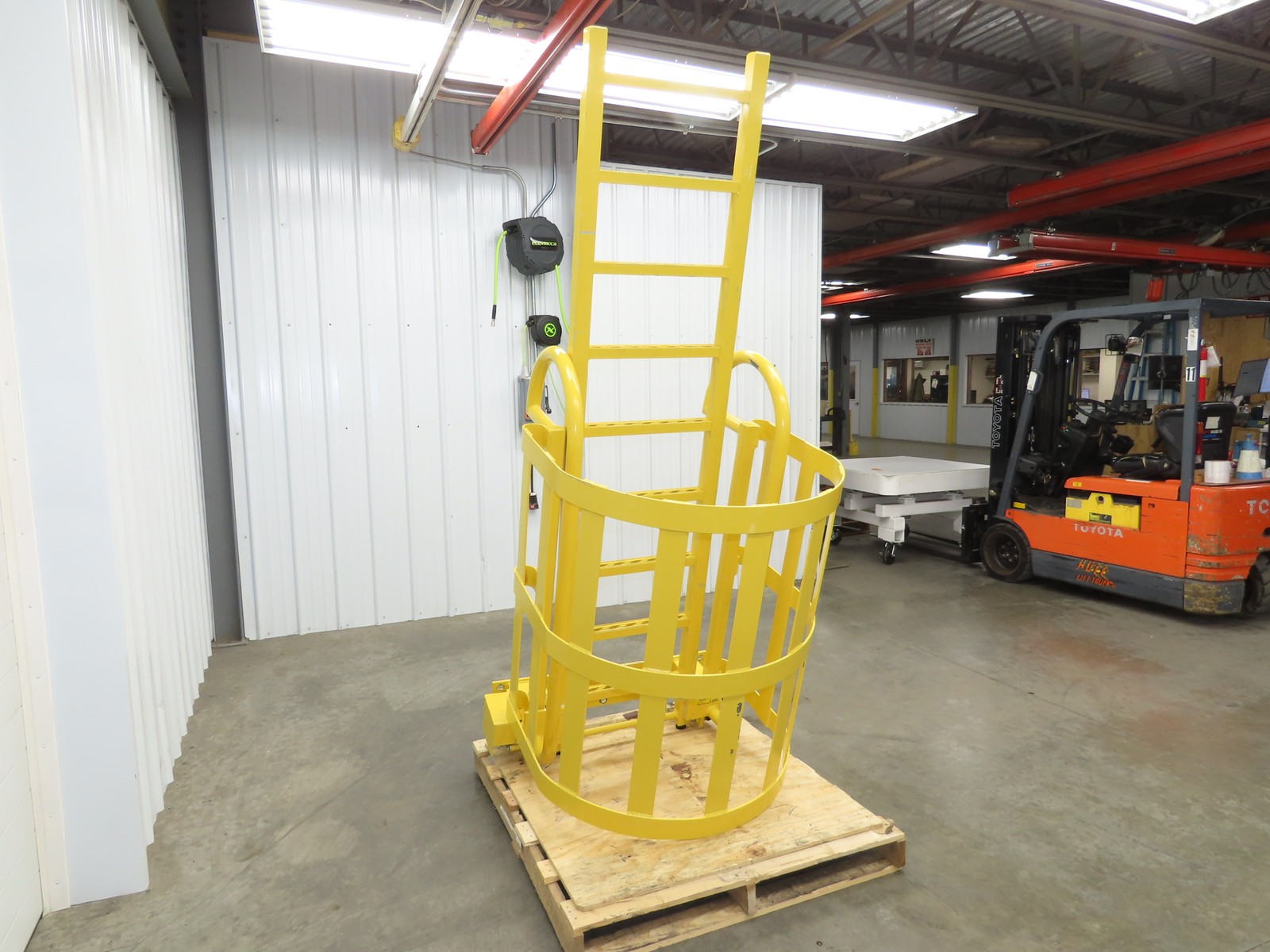 Industrial Mezzanine OSHA Ladder 7' Floor Height Cage Safety Steel Railing