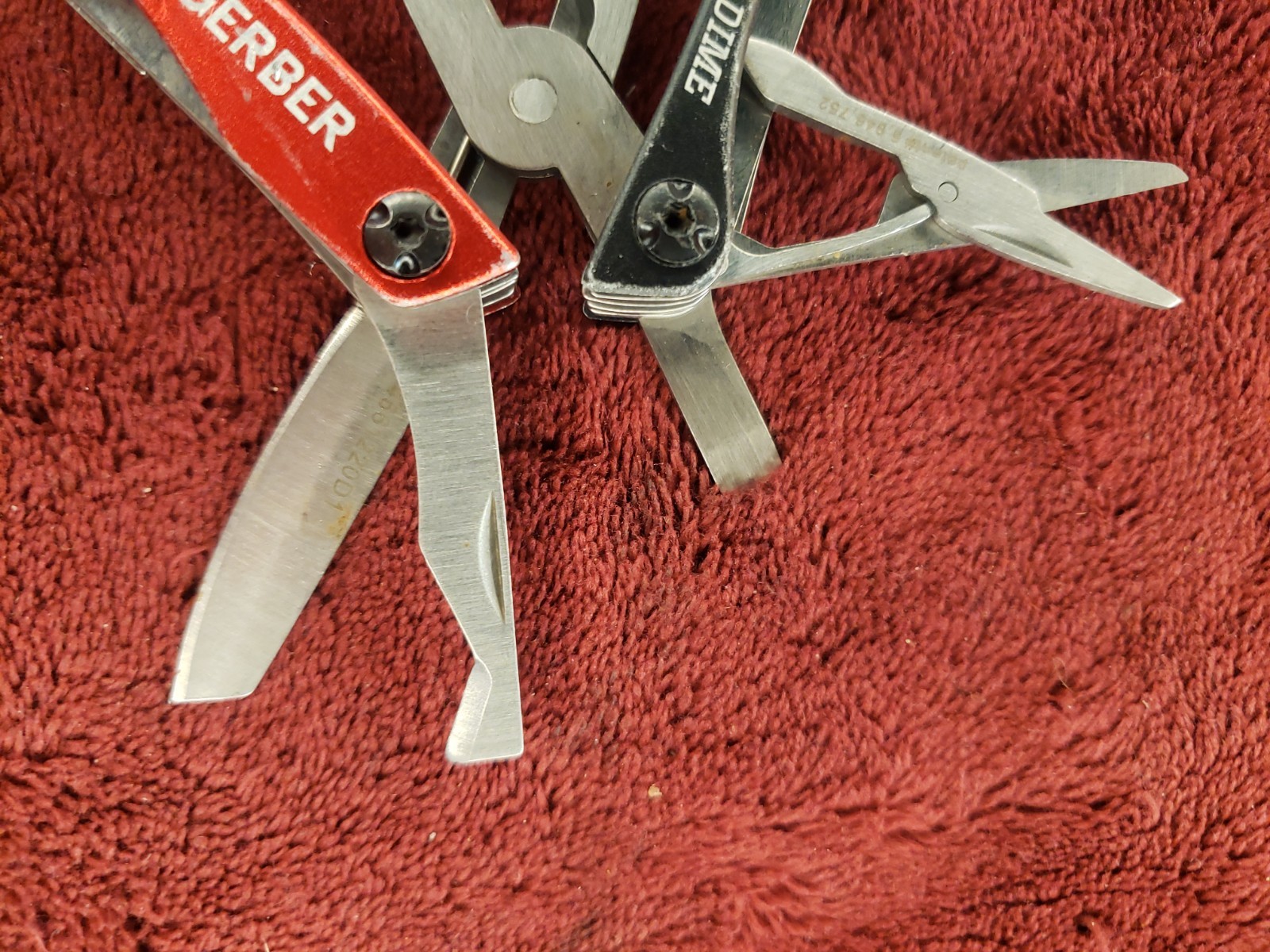 🔪🔪 Lot of 2 Gerber Multi Tool Dime multiplier Black & Red