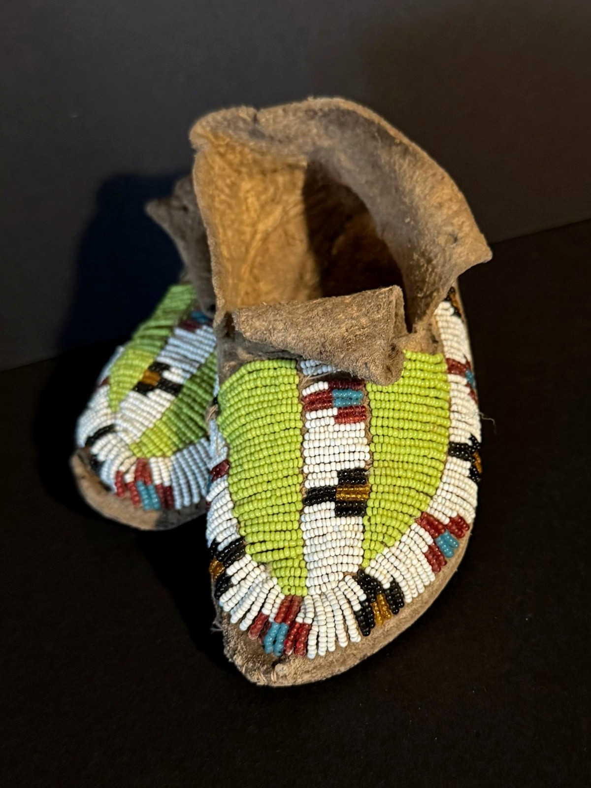 HISTORIC SIOUX PLAINS CHILD’S MOCCASINS,SINEW SEWN BEADED HIDE,C1900,EXCELLENT!