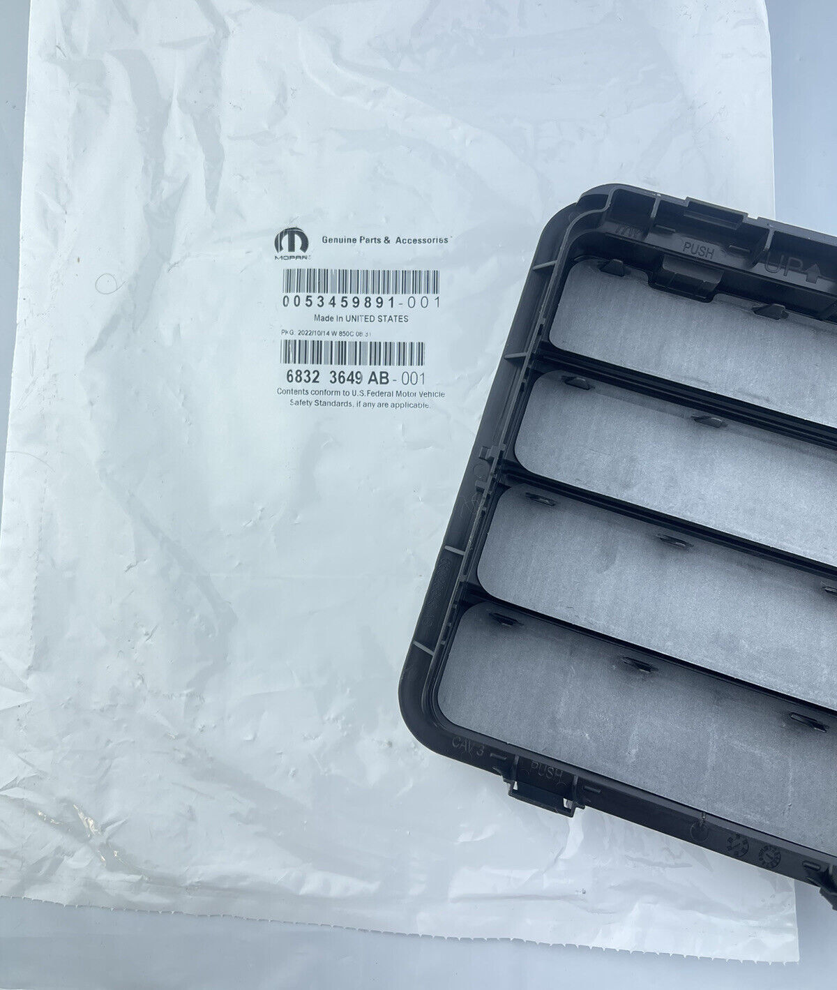 New Pair 68323649AB 2002-24 DODGE RAM CAB Bodyside Aperture Exhauster 2 of