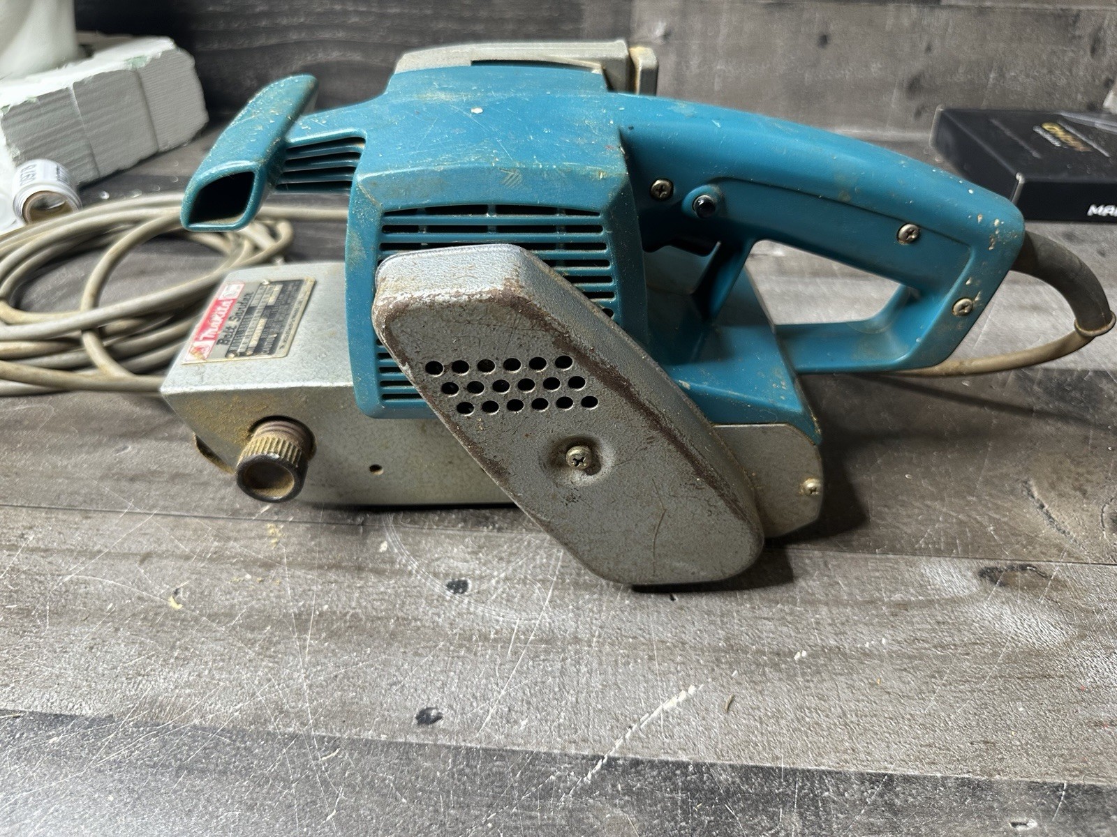 TESTED WORKING MAKITA 9900B 7.8A 3" X 21" BELT SANDER W/ VACUUM ATTACHMENT