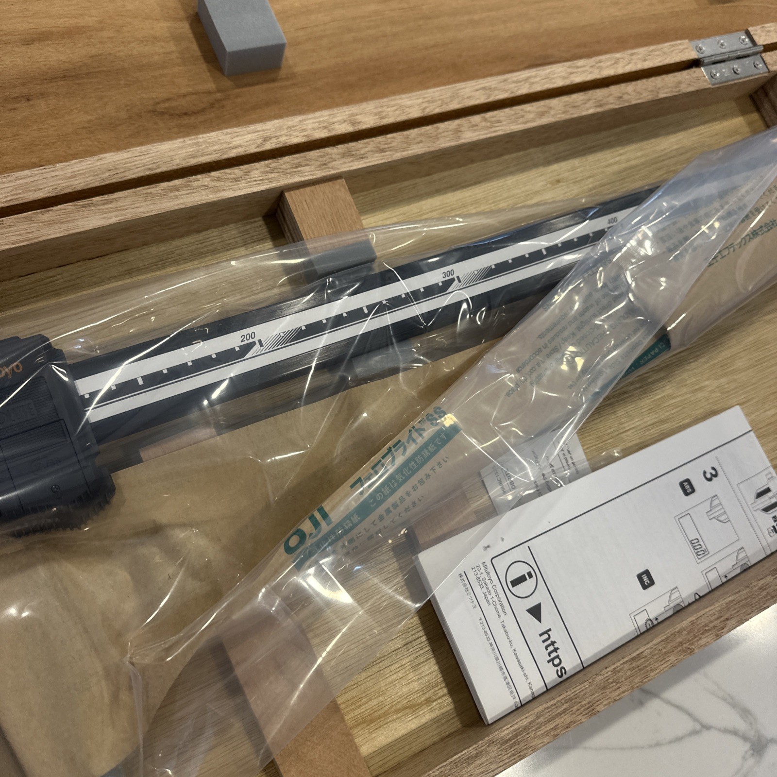 New Mitutoyo Metric Carbon Fiber Digital Caliper 1000mm / 0.01mm Nib Style Jaws