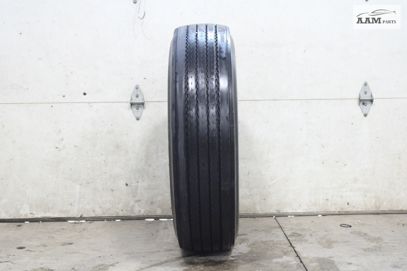 2018-2024 FREIGHTLINER CASCADIA WHEEL TIRE 275/80 R22.5 MICHELIN OEM