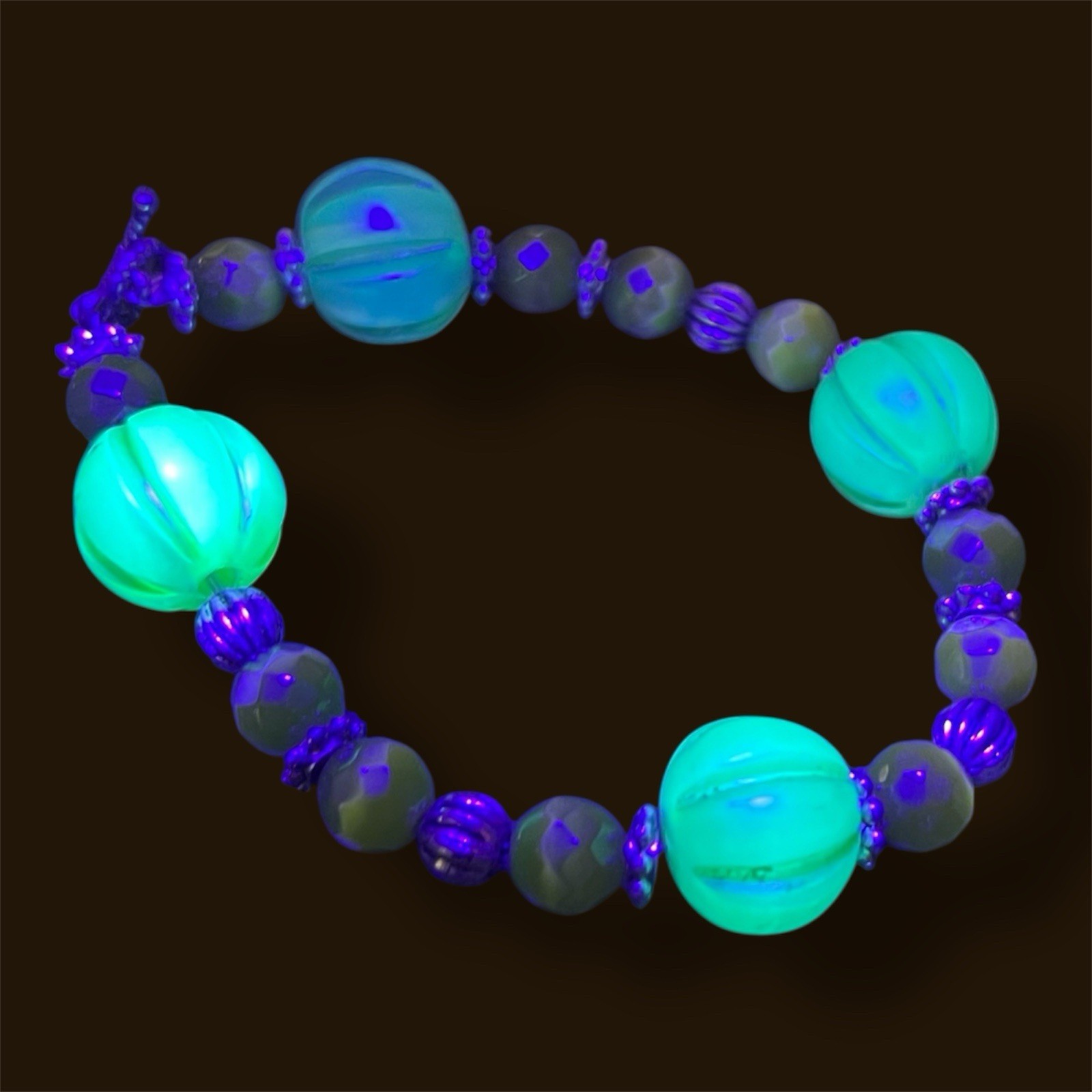 Vintage Chunky Green Glass Bead Bracelet. Uranium Glass Glow! CJ33