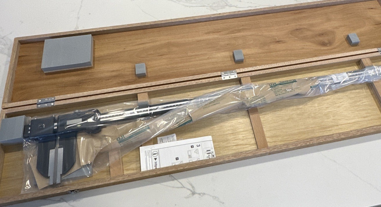 New Mitutoyo Metric Carbon Fiber Digital Caliper 1000mm / 0.01mm Nib Style Jaws