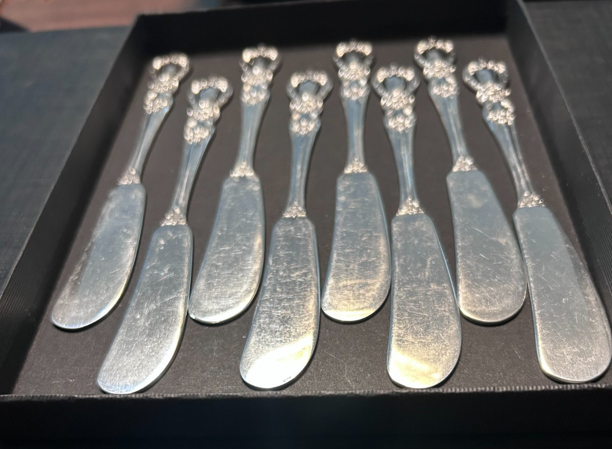 Set of 8 GRAND HERITAGE pattern individual Butter Knives Approx 6" ROGERS BRO