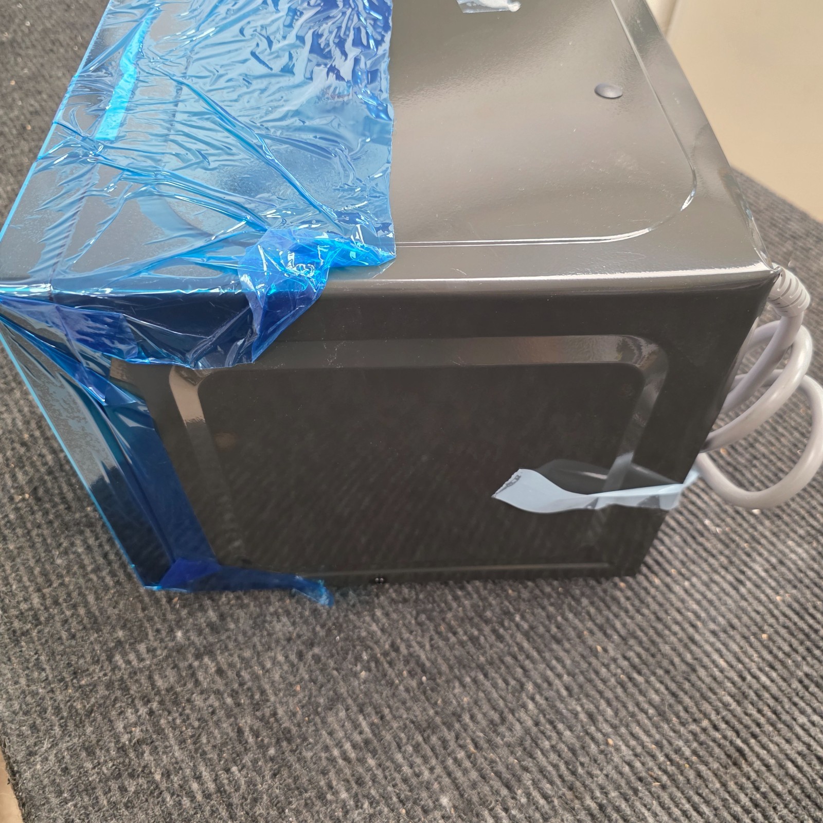 GE 0.7 Cu. Ft. Spacemaker Countertop Microwave Oven | GCHK07N1WSS | Small Dent