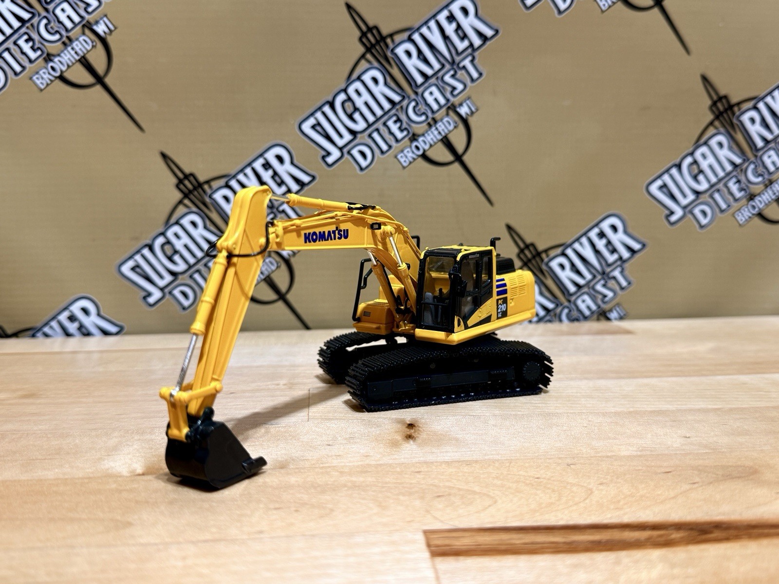 1:64 Komatsu PC210LC-11 Excavator First Gear Farm Toy Metal Tracks