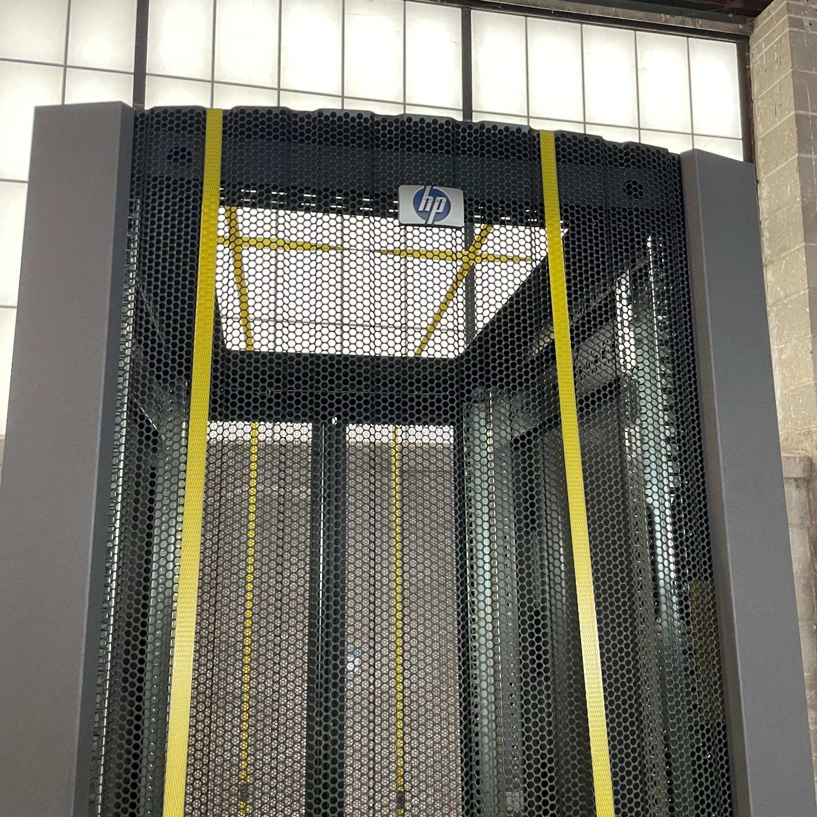 HP 42U Compaq 10K Series Server Rack Cabinet Enclosure w/ Mesh Doors